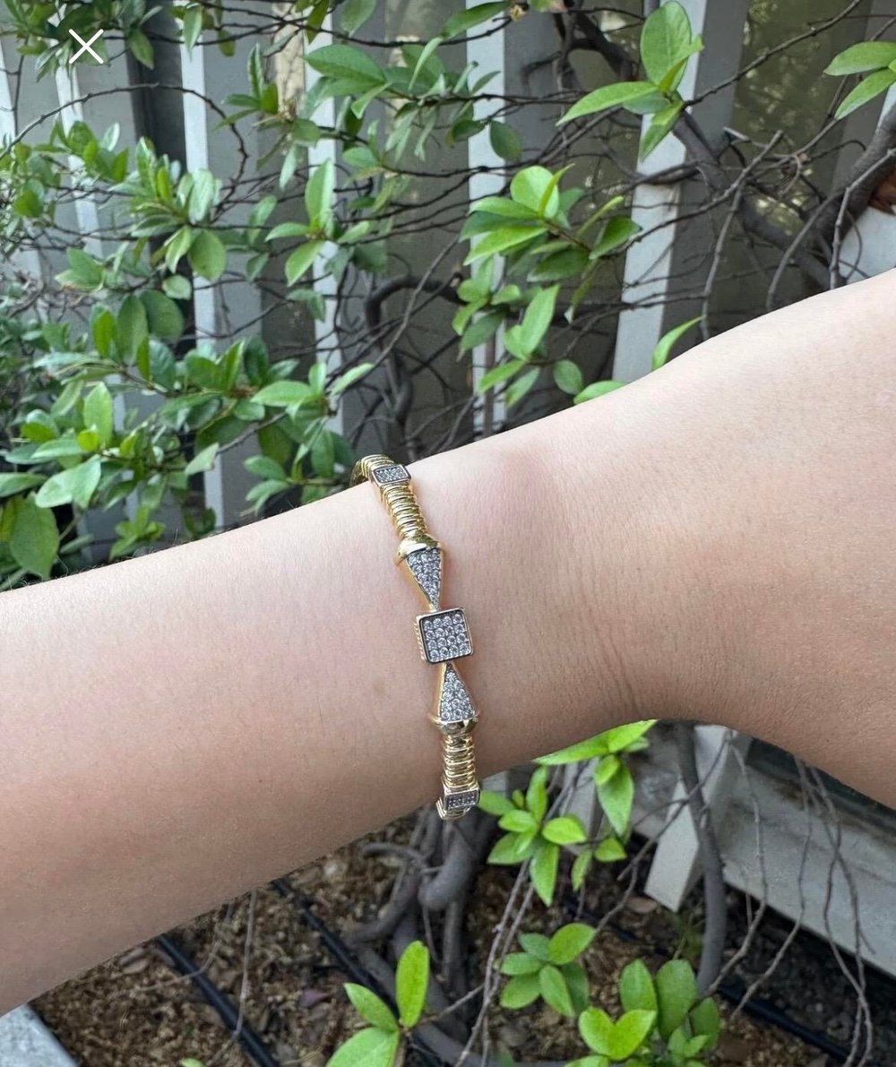 Kare Taş Detaylı Şık Kadın Kelepçe Çelik Bileklik (Ayarlanamaz)