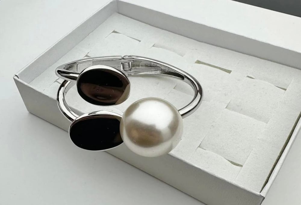 Klipsli İnci Detaylı Çelik Bileklik – Modern Silver Tasarım