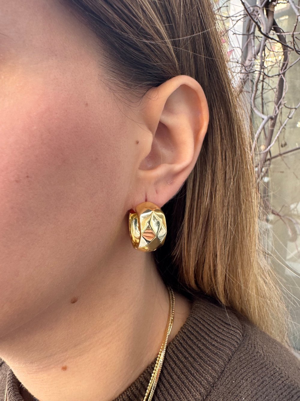 Luxury Bombeli Gold Küpe – Günlük & Şık Kombin