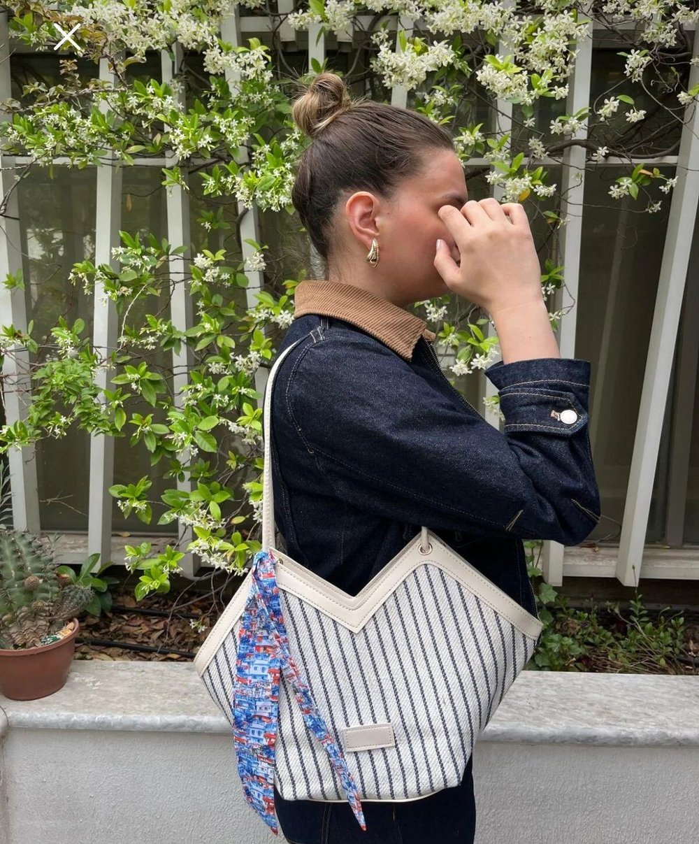 Şık Çizgili Omuz Çantası – Fular Detaylı Model