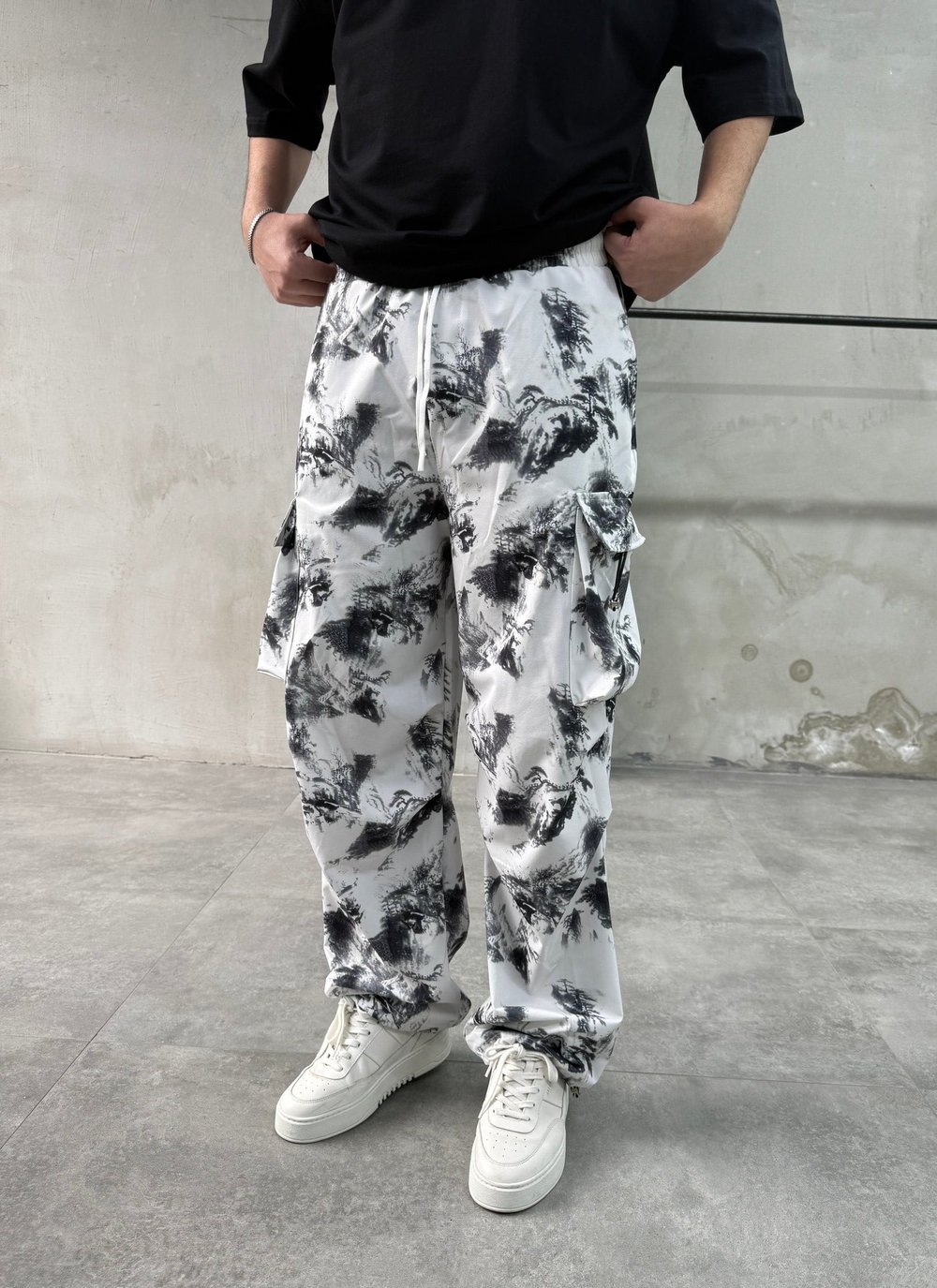 Batik Desenli Beyaz Paraşüt Pantolon
