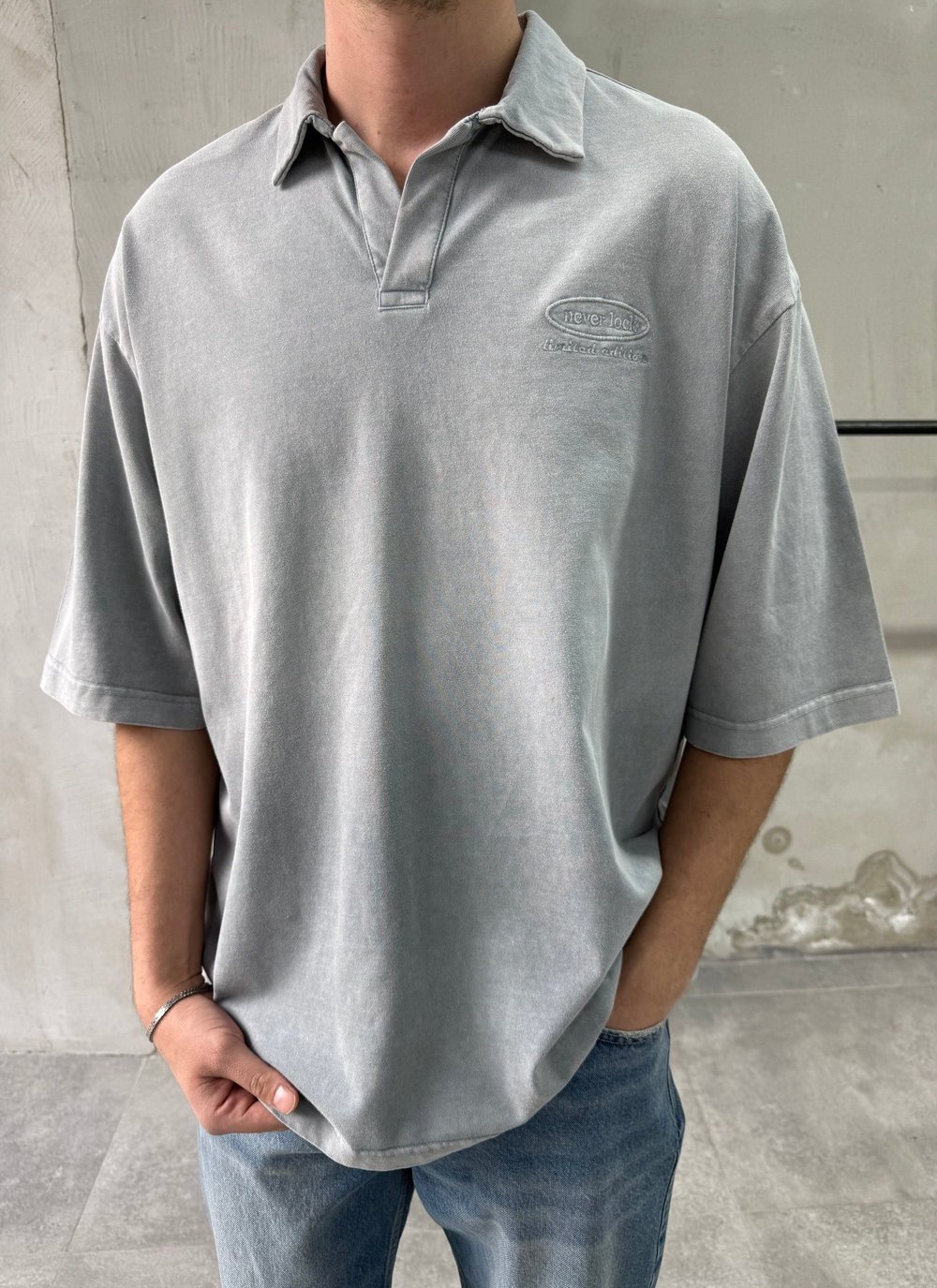 Never Lock Nakışlı Yıkamalı Gri Polo Yaka T-shirt