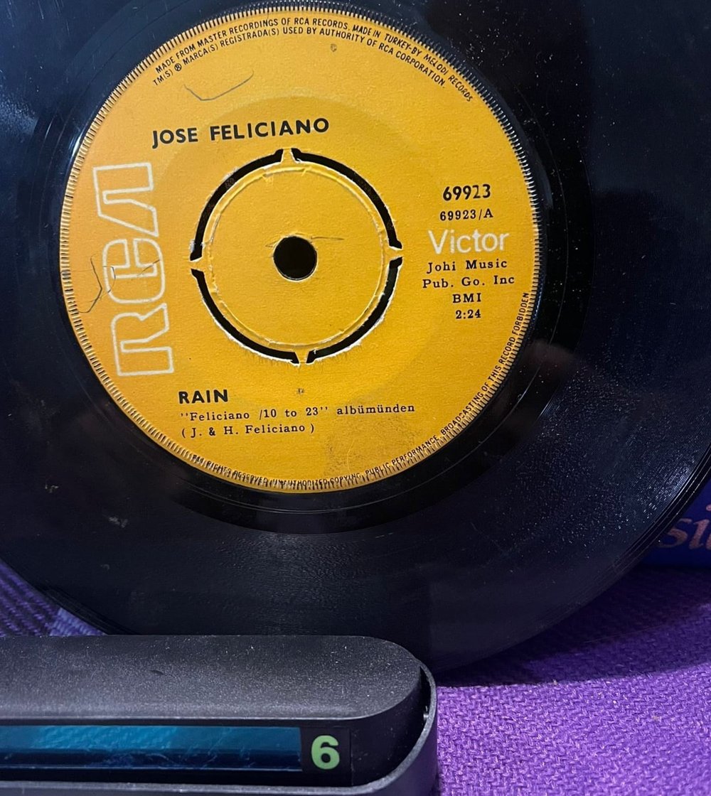Jose Feliciano – Rain / She's A Woman (7