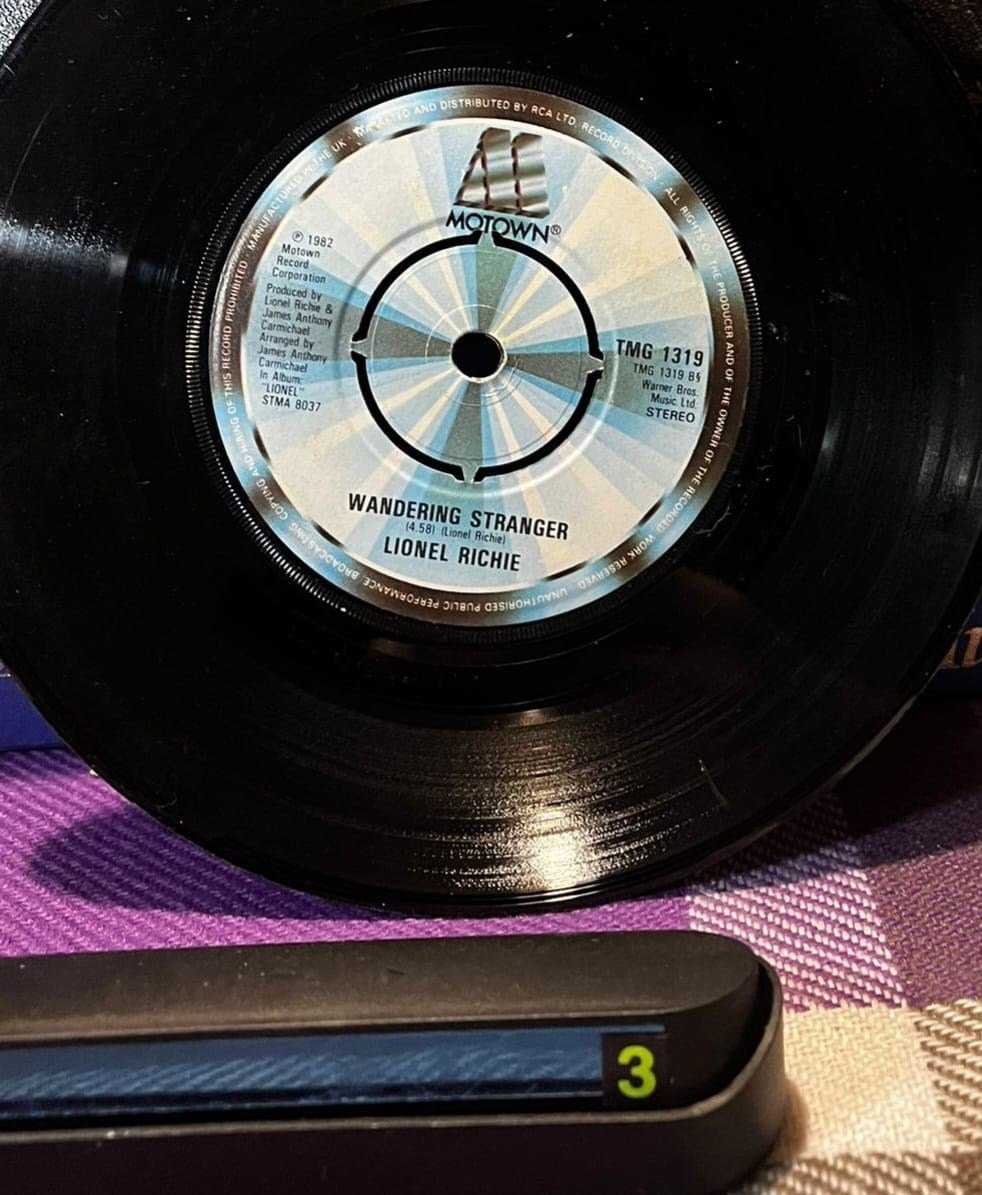 Lionel Richie - All Night Long (All Night) / Wandering Stranger - Motown TMG 1319 - 45'lik