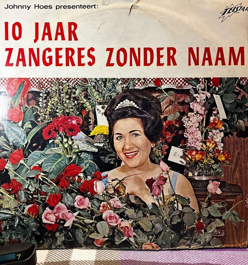 Zangeres Zonder Naam - 10 Jaar Zangeres Zonder Naam - Telstar Boek En Plaat CS 064 LP (1968 Netherlands Press)