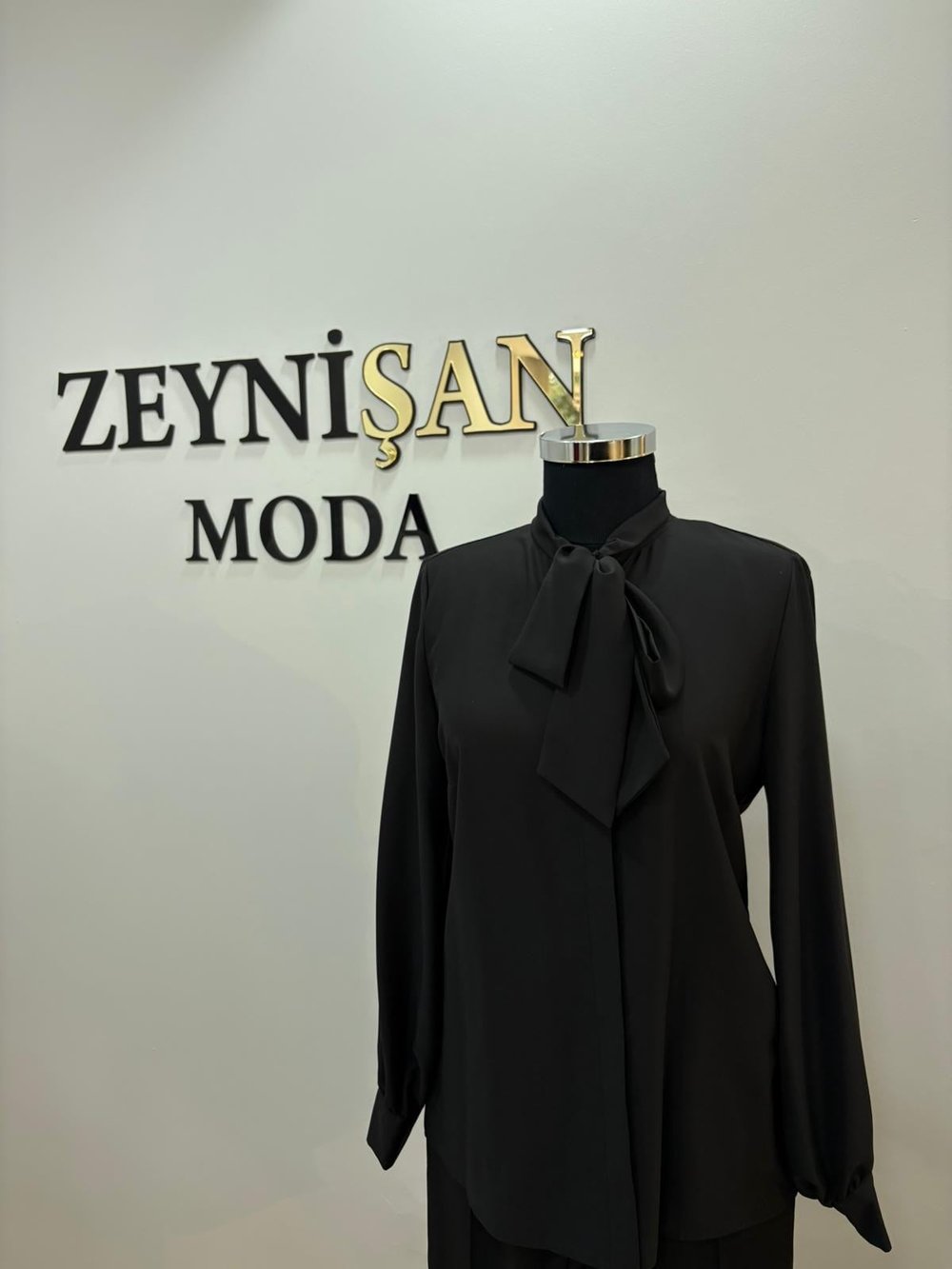 YAKASI BAĞLAMALI GÖMLEK