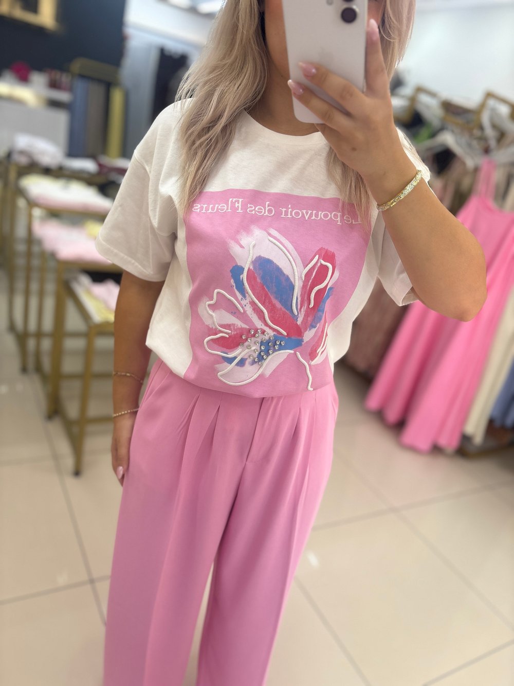 PEMBE RENK ÇİÇEK DESENLİ TASARIM T-SHİRT