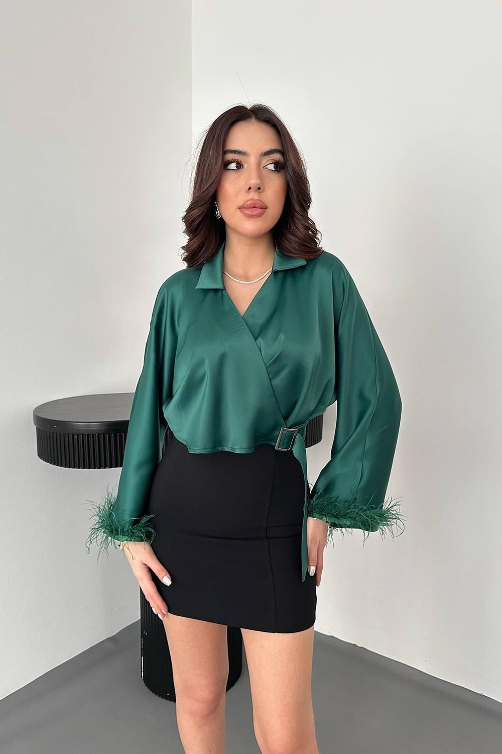Toptan Zümrüt Kolları Tüylü Saten Crop
