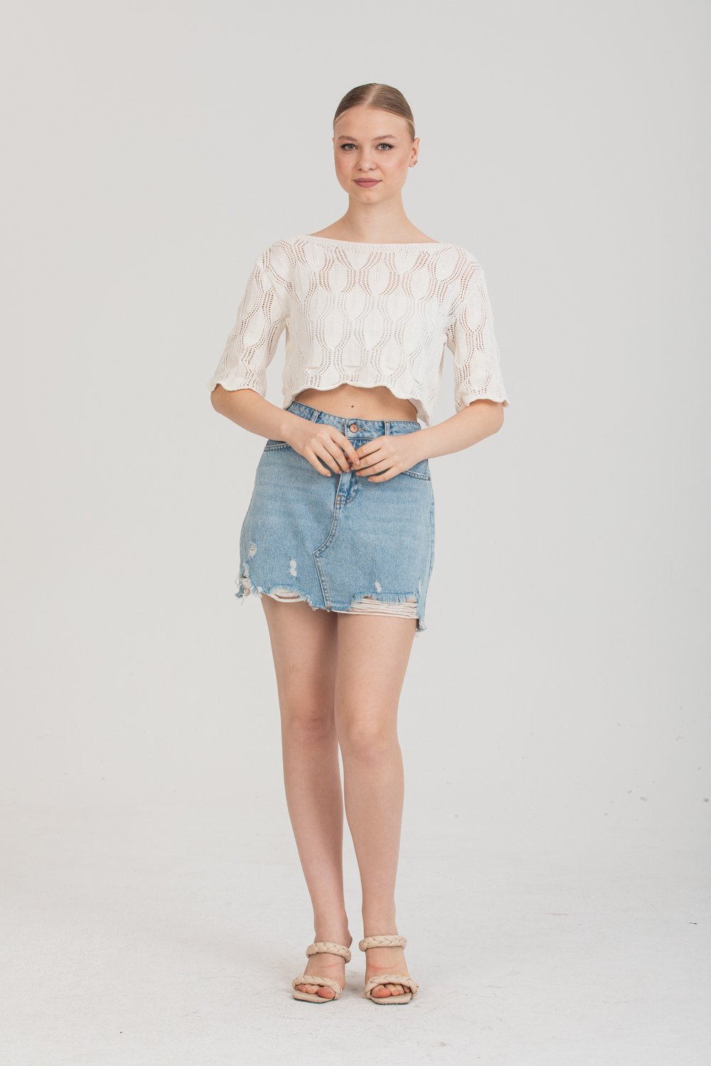 Zarif Ajurlu Dokulu Beyaz Crop Triko Bluz – Standart Beden