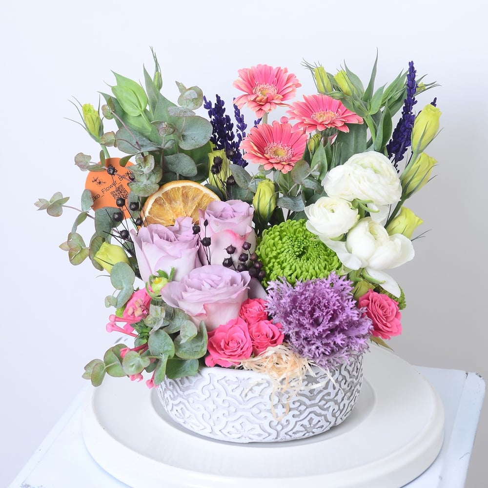 Yuvarlak Eskitme Saksıda Lile Gül ve Pembe Gerbera Çiçeği 