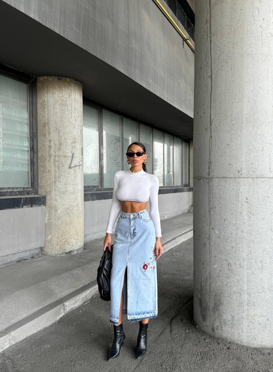 Çiçek Nakış Detaylı Yırtmaçlı Denim Midi Etek