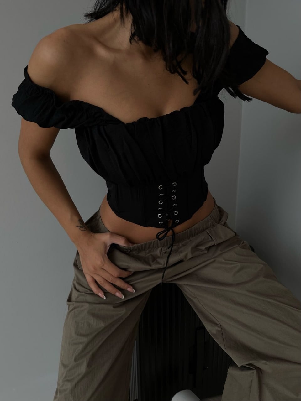 Kadın Düşük Omuz Drapeli Bustiyer – Bağcıklı Korse Görünümlü Şık Crop Top