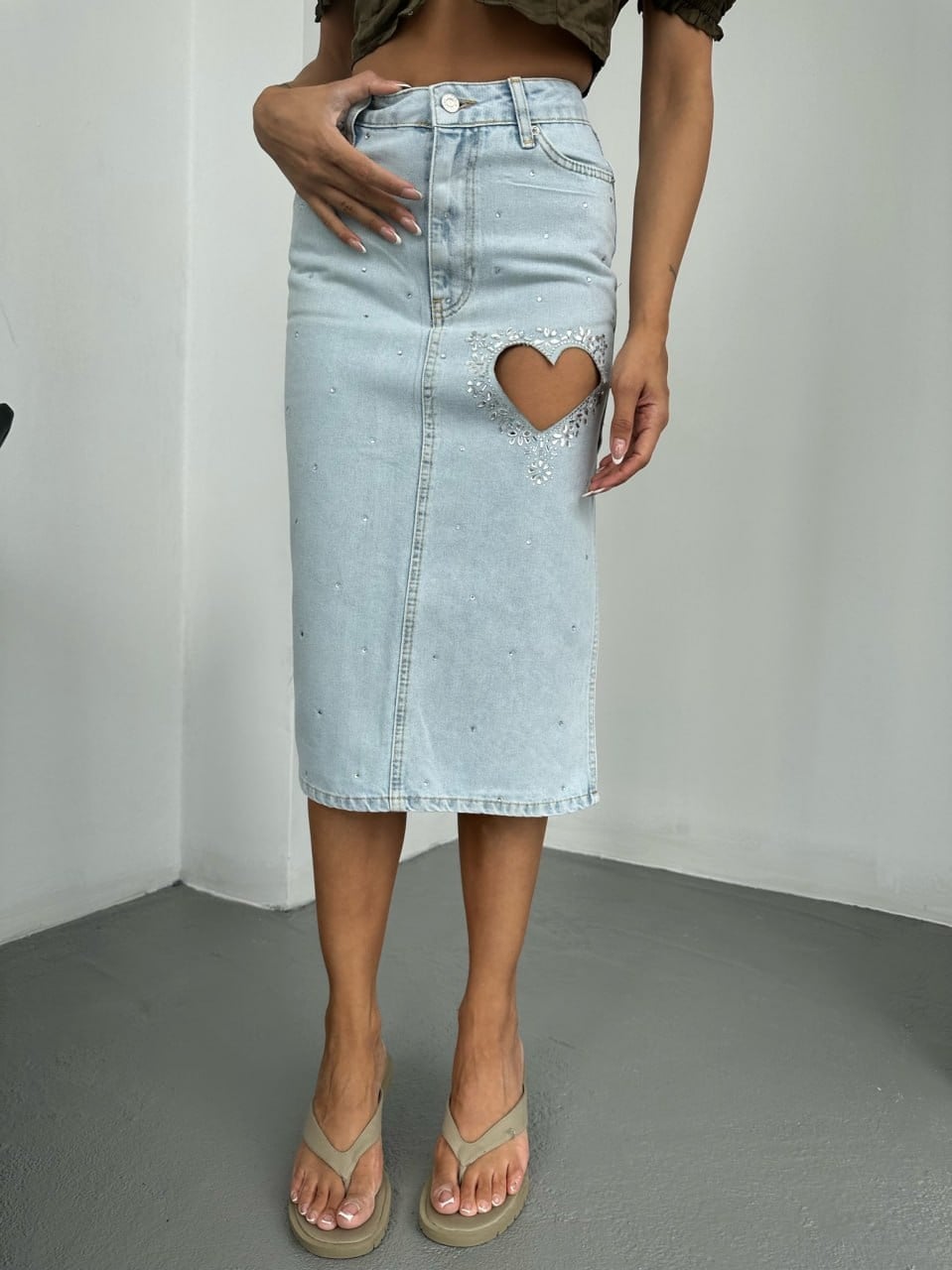 Kalp Detaylı Taş İşlemeli Denim Midi Etek