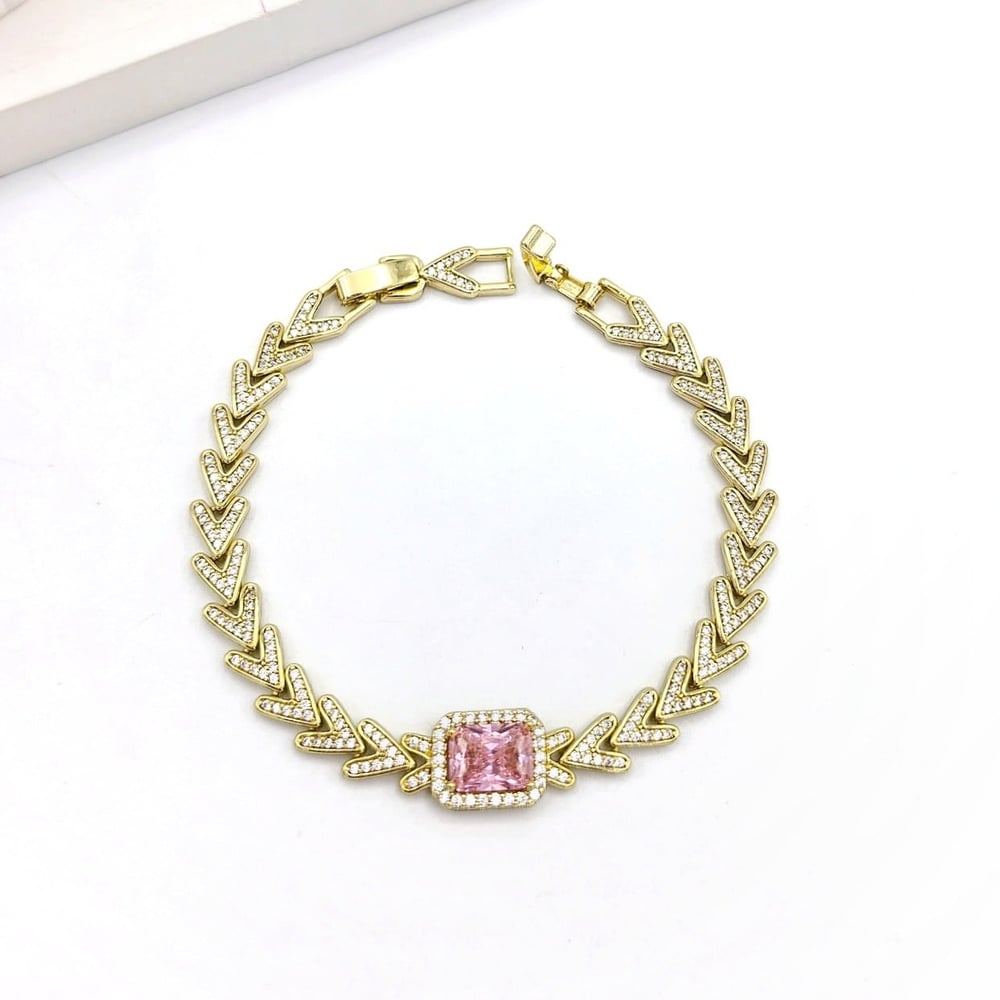 Xuping Ortası Pembe Baget Taşlı V Model Gold Bileklik