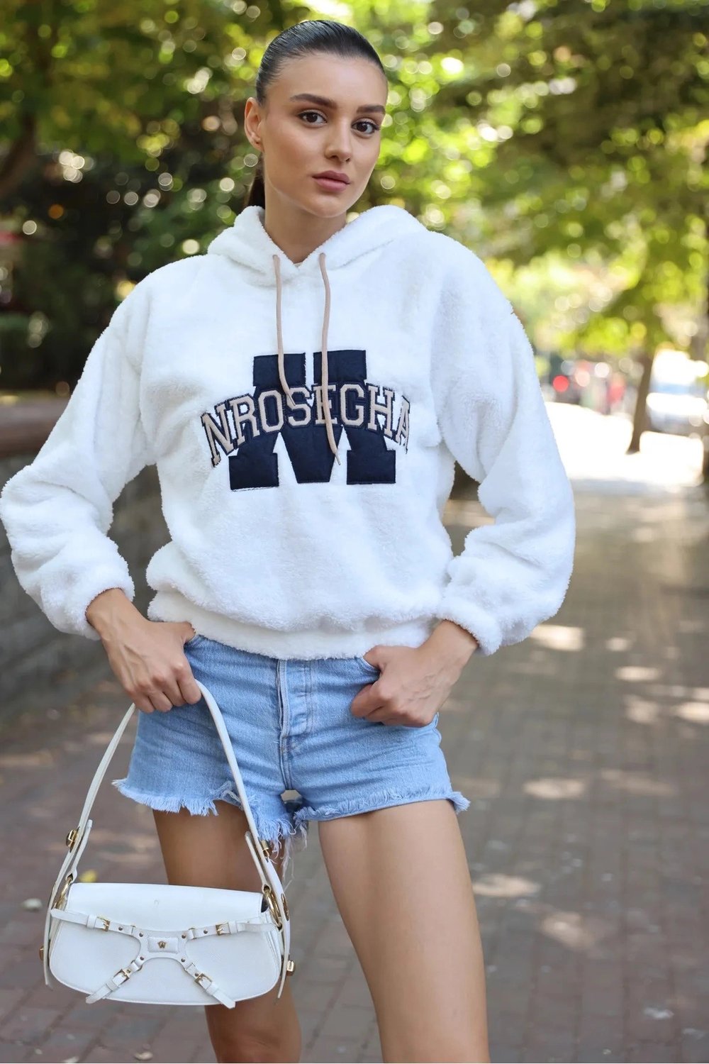 Kadın Beyaz Baskılı Beli Lastikli Kapüşonlu Rahat Peluş Sweatshirt HZL23W-BD1554131