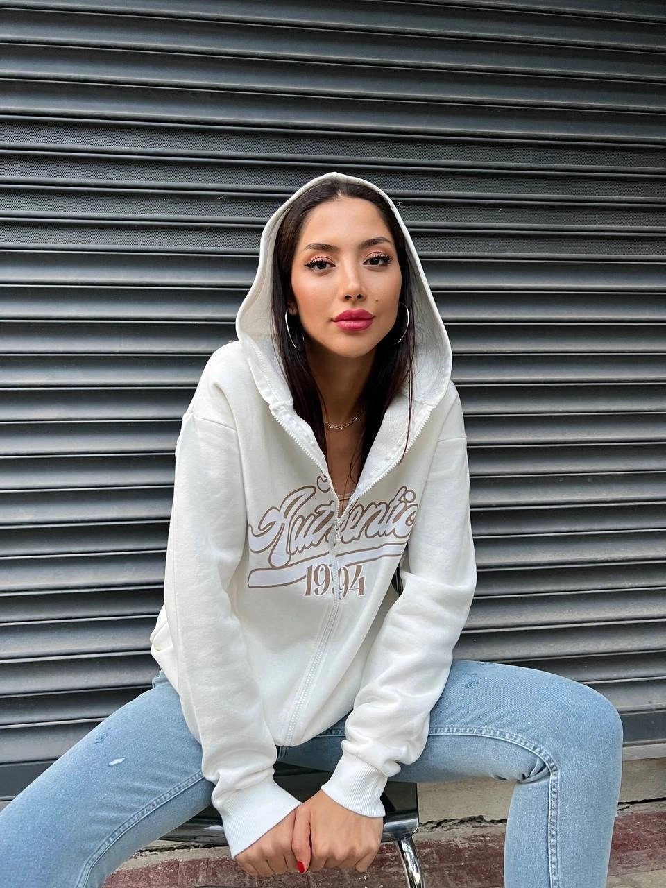 Kadın Beyaz Baskılı Kapüşonlu Fermuarlı Oversize Sweatshirt HZL24W-ZK12741