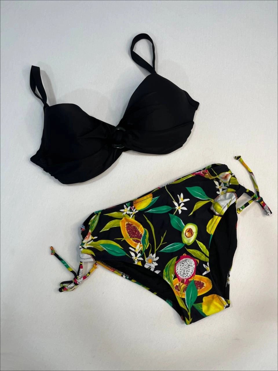 Kadın Siyah Aksesuar Detaylı Tropikal Desen Bikini Takım HZL25S-LC3343
