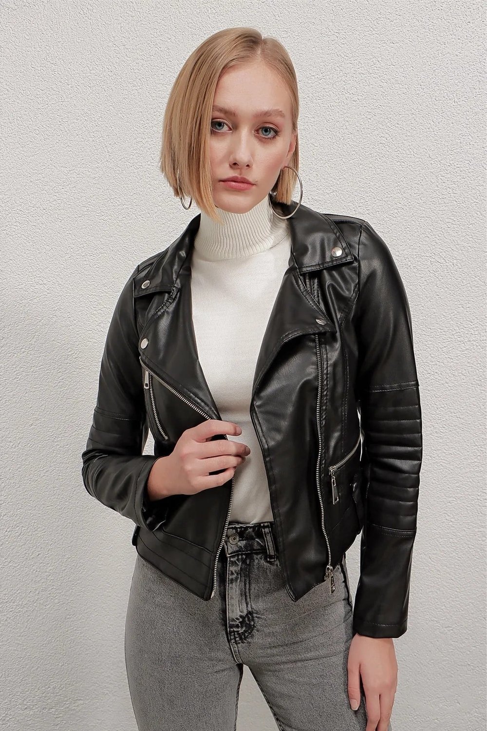 Kadın Siyah Kısa Suni Deri Astarlı Biker Ceket HZL22W-BD110251