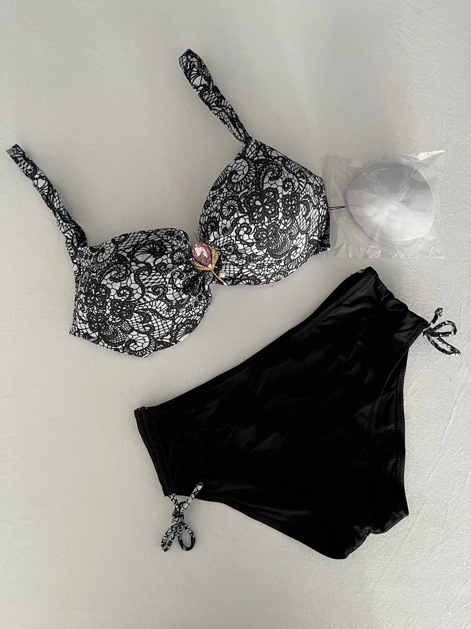 Kadın Siyah Taş İşlemeli Toka Aksesuarlı Bikini Takım HZL25S-LC3311