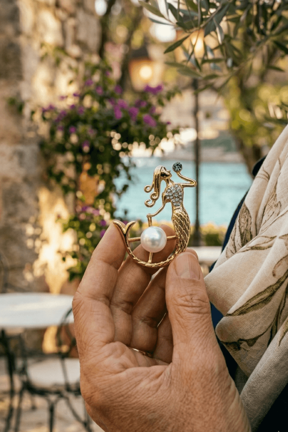 İnci Detaylı Kristal İşlemeli Deniz Kızı Broş