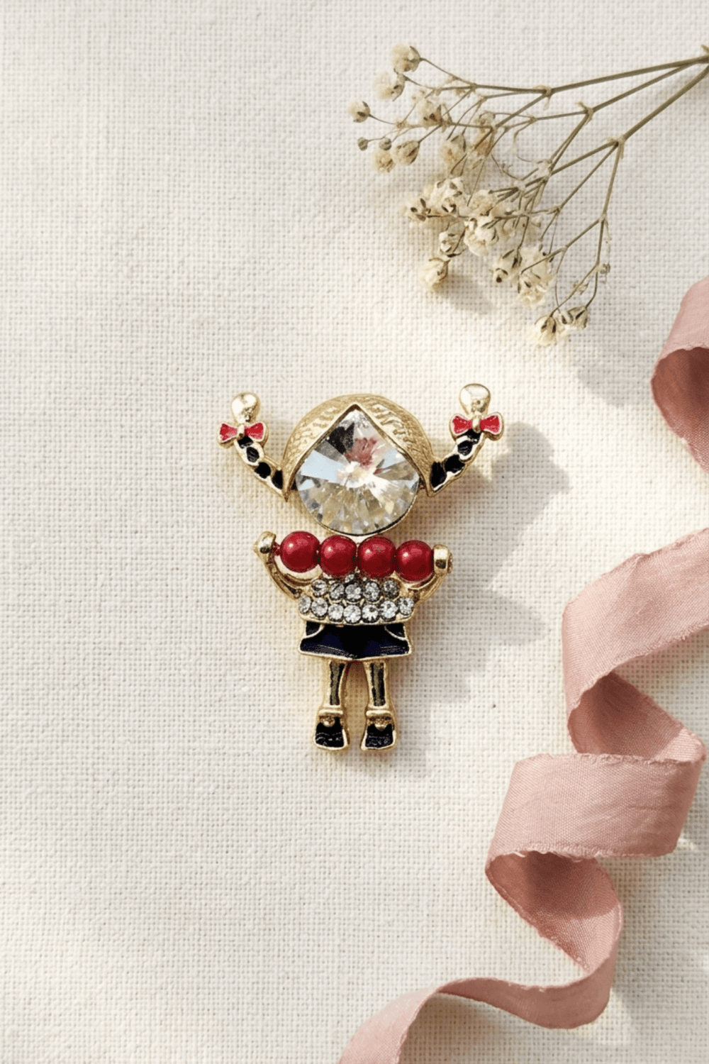 Kırmızı Boncuklu Taşlı Kız Figürü Broş – Sevimli Figürlü Şık Brooch Pin