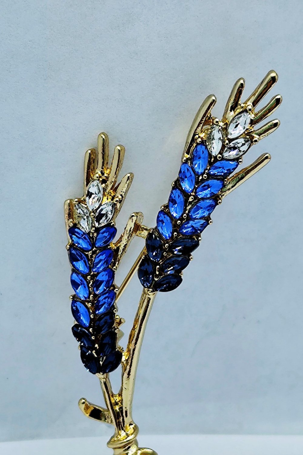 Mavi Kristal Buğday Başak Broş – Zarif Doğa Temalı Brooch | Kadın Şık Takı ve Aksesuar