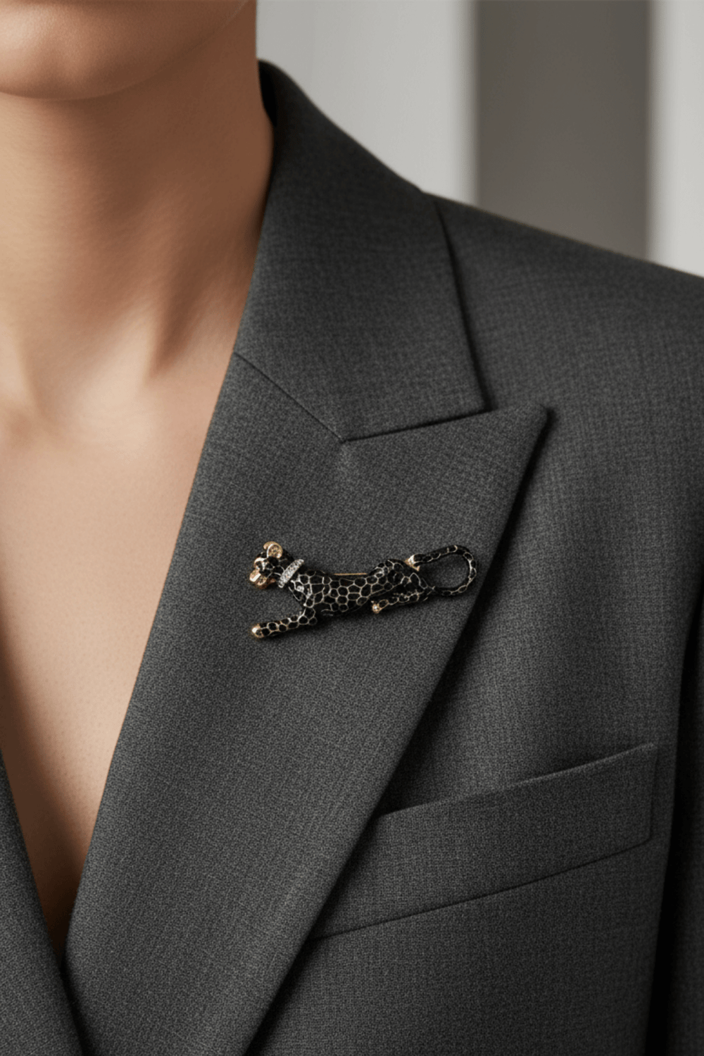 Midnight Panther Gold Detaylı Taşlı Leopar Broş