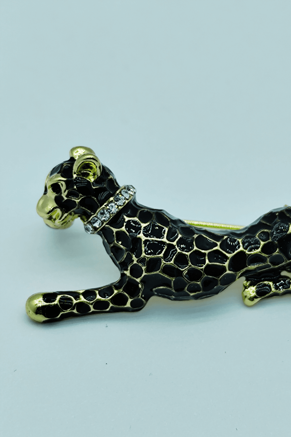 Midnight Panther Gold Detaylı Taşlı Leopar Broş