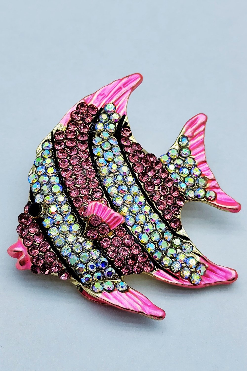 Pembe Kristal Balık Broş – Işıltılı Deniz Temalı Şık Kadın Brooch Aksesuar