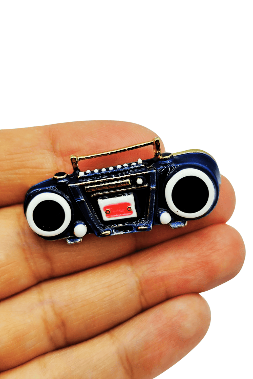 Retro Lacivert Boombox Radyo Tasarım Broş – Vintage Müzik Severler İçin Şık Aksesuar