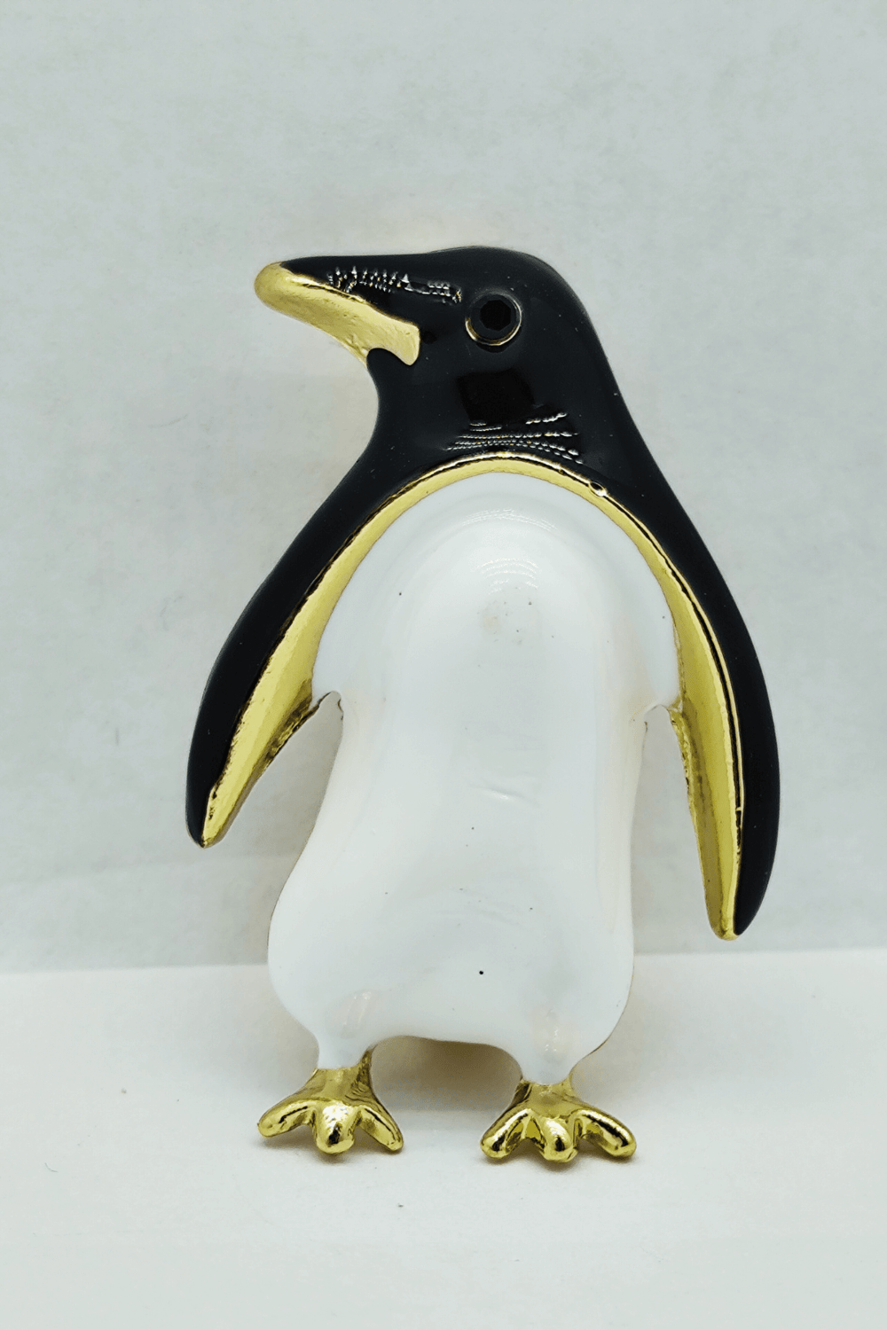 Sevimli Penguen Figürlü Gold Detaylı Broş
