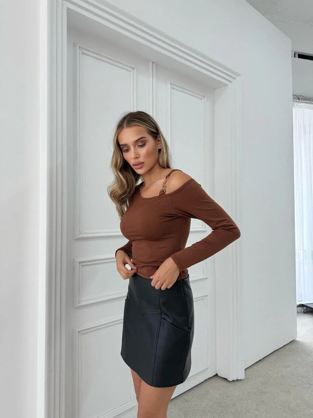 AKSESUAR KAYIK YAKA DETAY BLUZ KAHVE