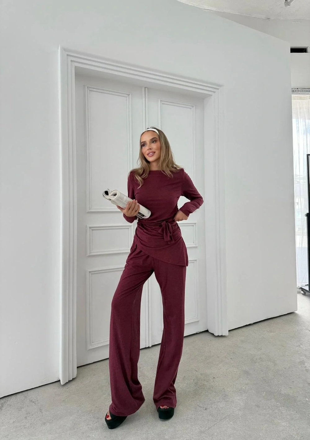 ASİMETRİK BEL KUŞAKLI BLUZ VE PANTOLONLU İKİLİ TAKIM BORDO