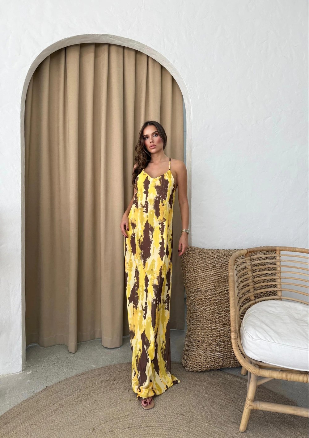 ASKILI SIRT ÇAPRAZ DETAY DESENLİ UZUN ELBİSE SARI