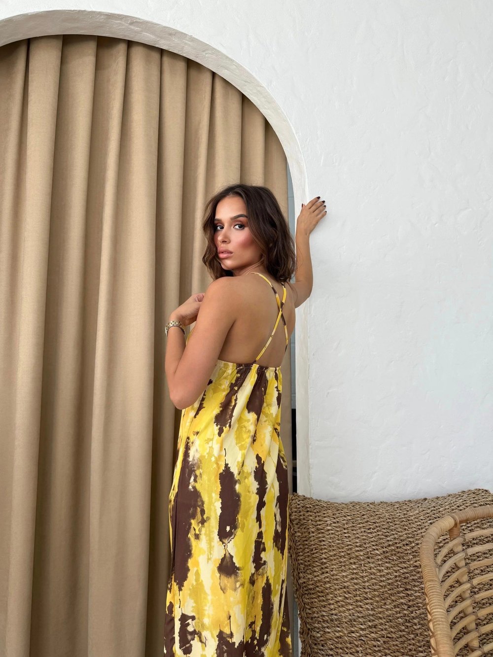 ASKILI SIRT ÇAPRAZ DETAY DESENLİ UZUN ELBİSE SARI