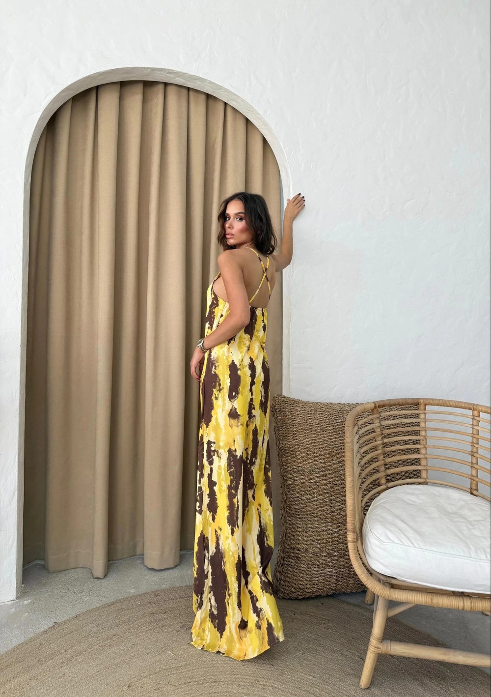 ASKILI SIRT ÇAPRAZ DETAY DESENLİ UZUN ELBİSE SARI