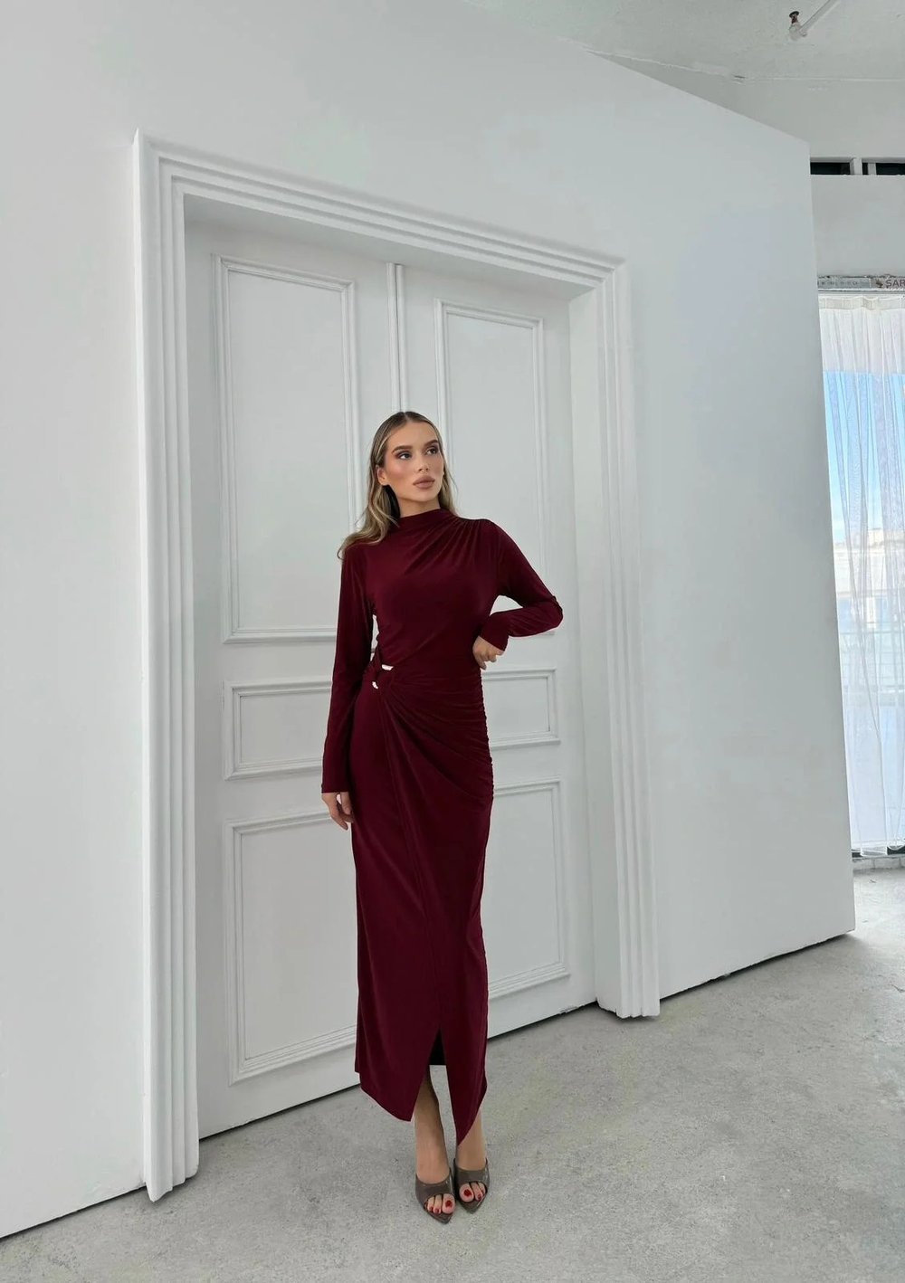 BEL AKSESUAR DETAY DRAPELİ YIRTMAÇLI UZUN SANDY ELBİSE BORDO