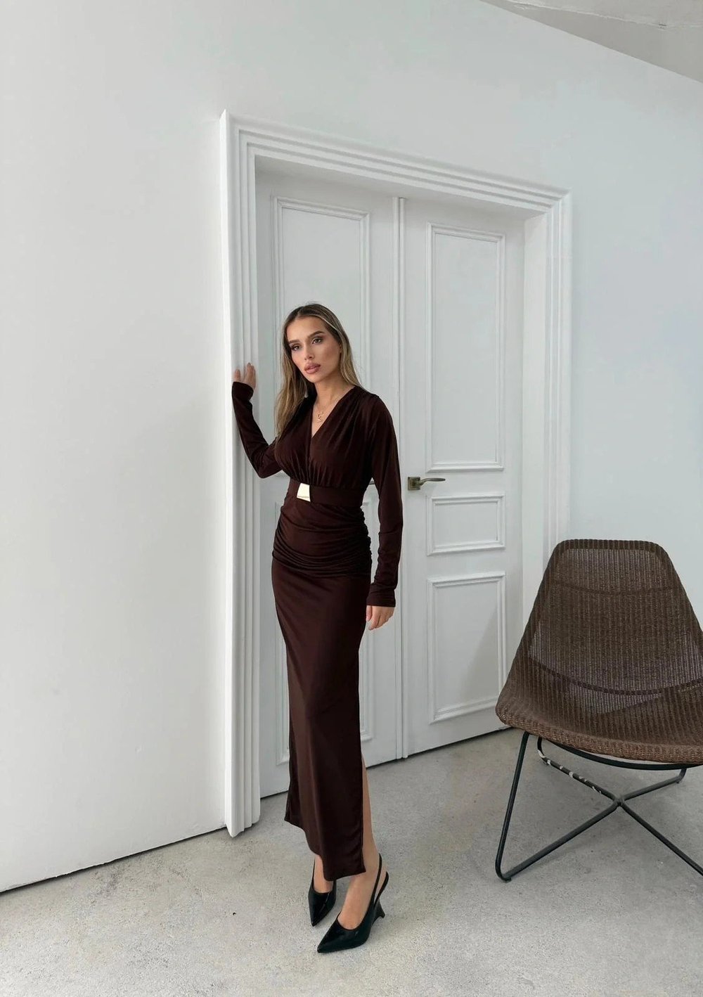 BEL KEMERLİ KRUVAZE YAKA DRAPELİ YIRTMAÇLI SANDY ELBİSE KAHVE