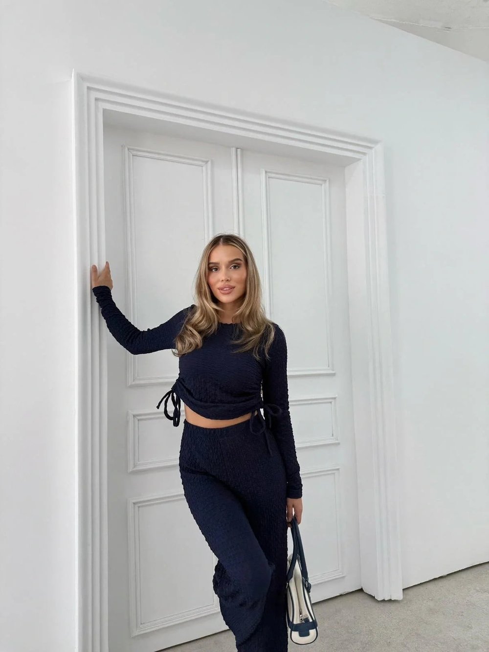 BÜZGÜLÜ BLUZ VE PANTOLONLU GOFRE İKİLİ TAKIM LACİVERT