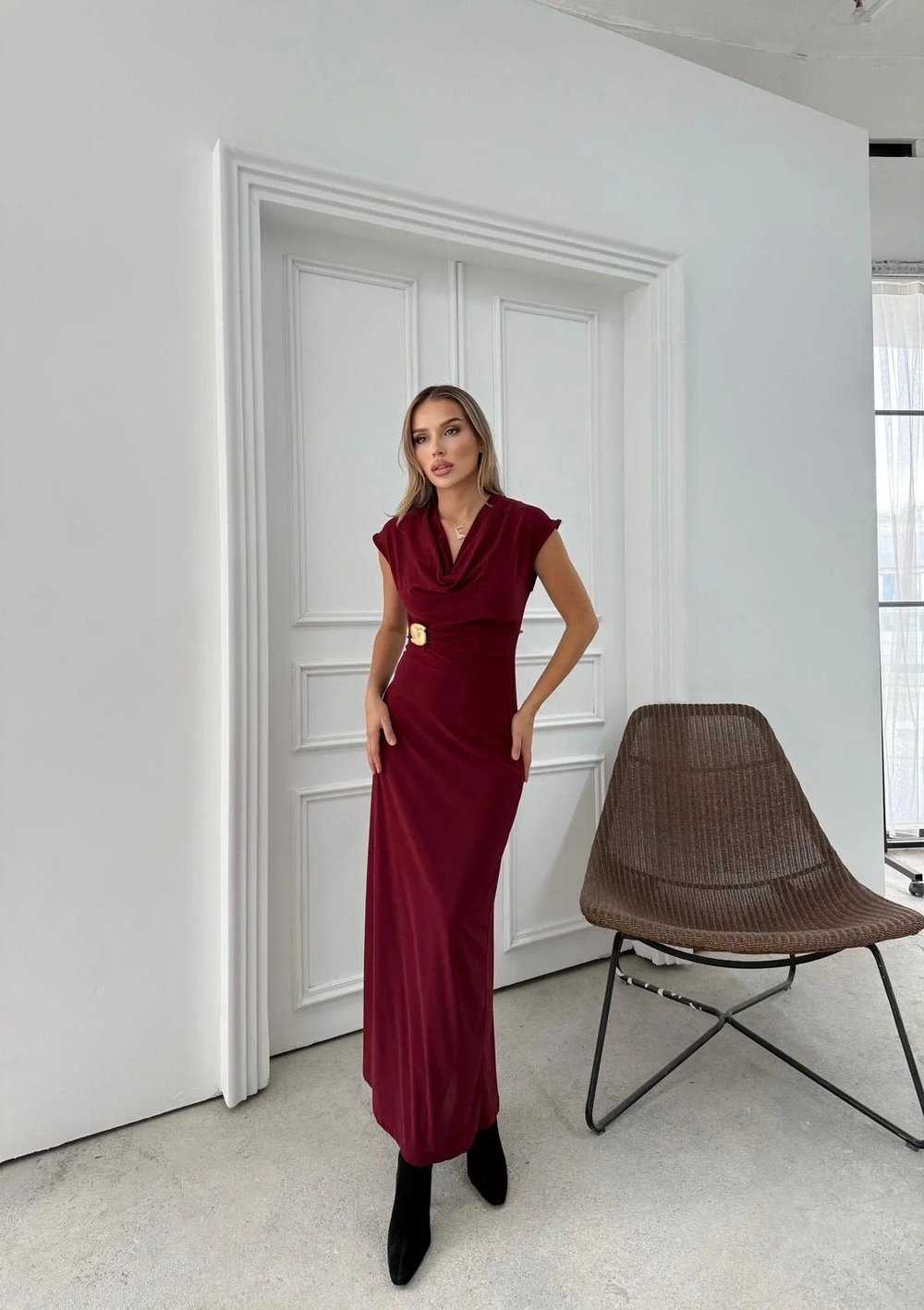 DEGAJE YAKA BEL AKSESUAR DETAY UZUN ELBİSE BORDO