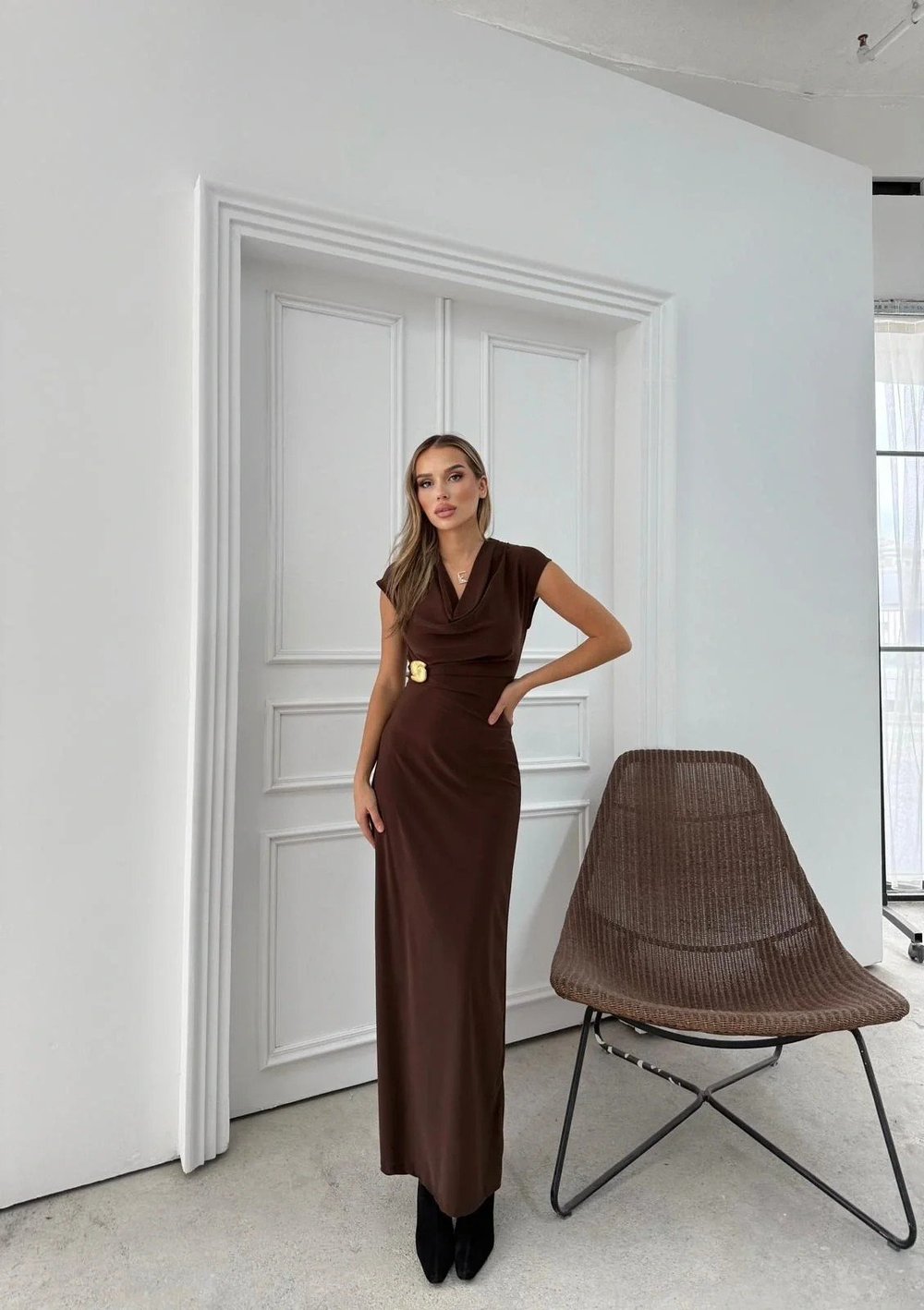 DEGAJE YAKA BEL AKSESUAR DETAY UZUN ELBİSE KAHVE