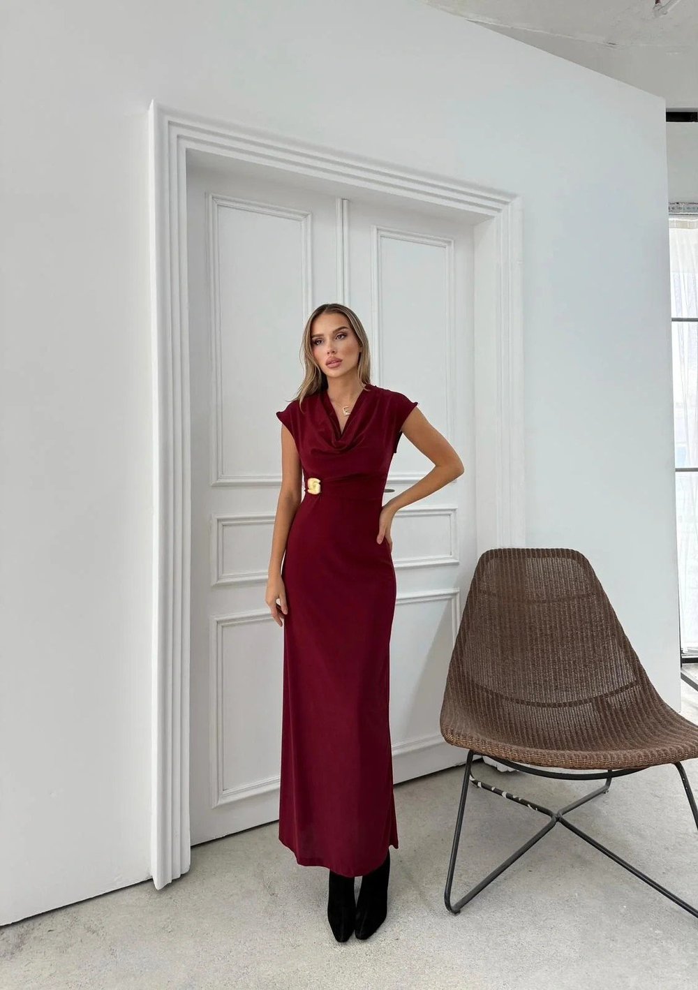 DEGAJE YAKA BEL AKSESUAR DETAY UZUN ELBİSE BORDO