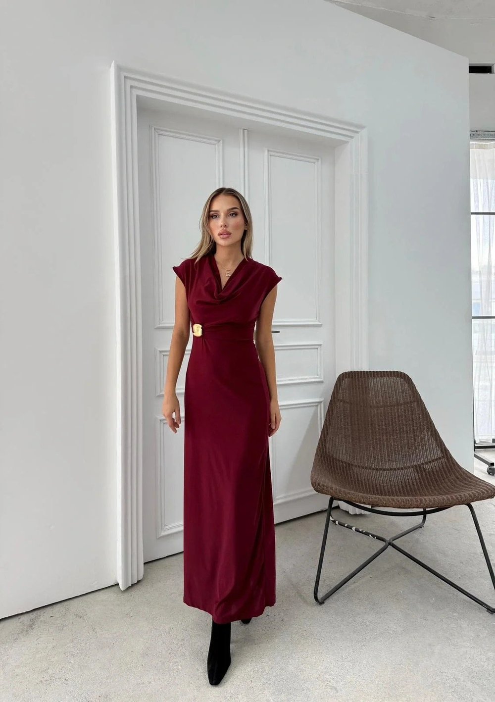 DEGAJE YAKA BEL AKSESUAR DETAY UZUN ELBİSE BORDO