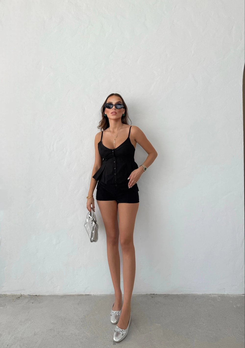 DÜĞME DETAY ASKILI BLUZ SİYAH