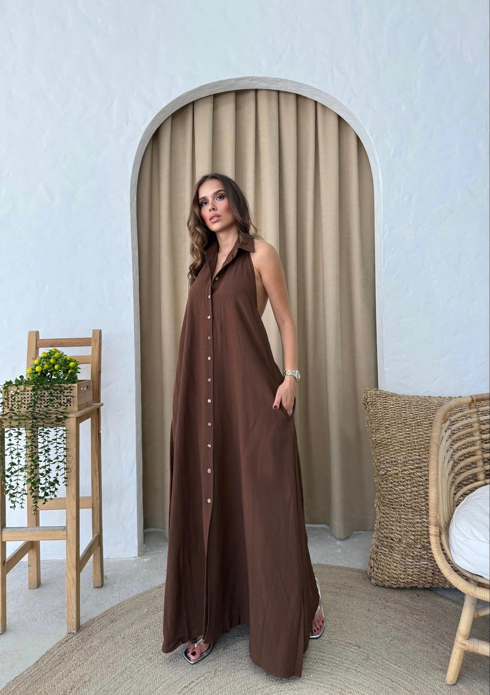 DÜĞME DETAY SIRT DEKOLTELİ UZUN KETEN ELBİSE KAHVE