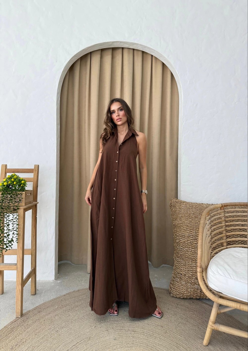 DÜĞME DETAY SIRT DEKOLTELİ UZUN KETEN ELBİSE KAHVE