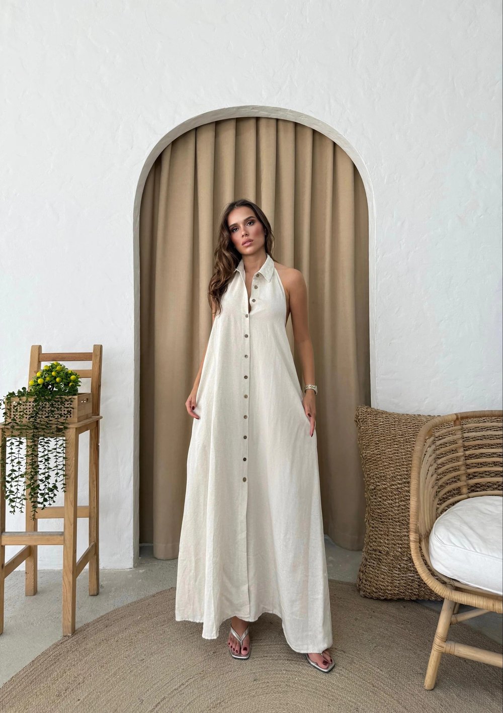 DÜĞME DETAY SIRT DEKOLTELİ UZUN KETEN ELBİSE KREM