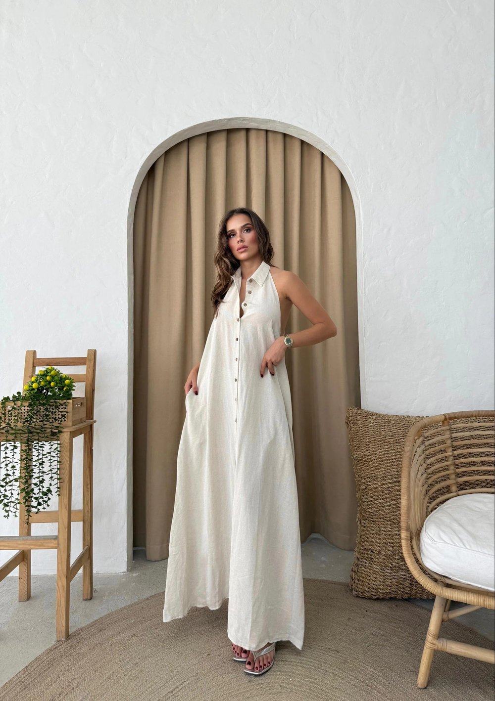 DÜĞME DETAY SIRT DEKOLTELİ UZUN KETEN ELBİSE KREM