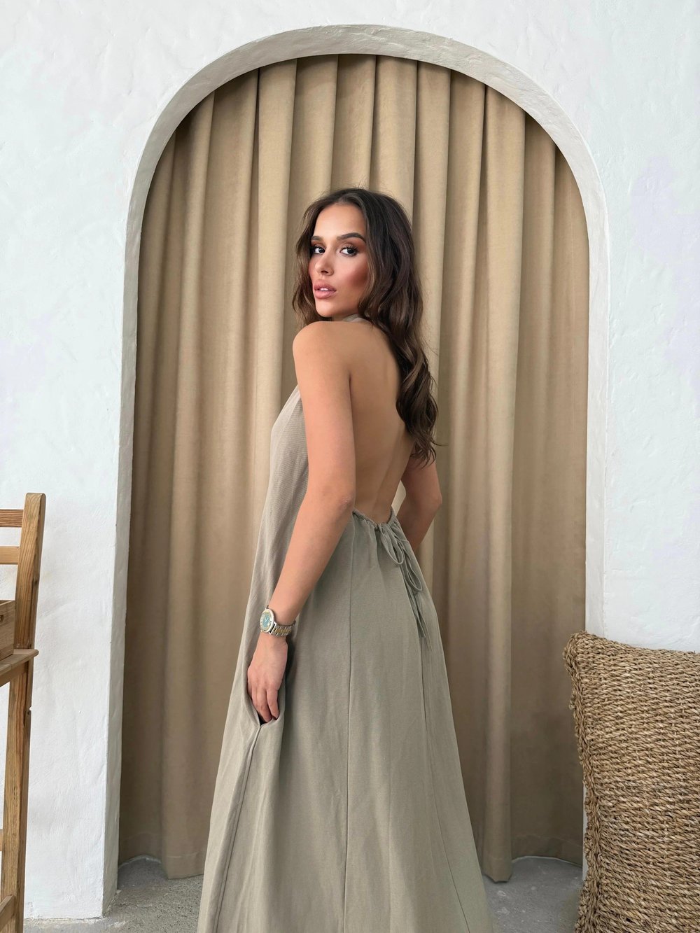 DÜĞME DETAY SIRT DEKOLTELİ UZUN KETEN ELBİSE HAKİ