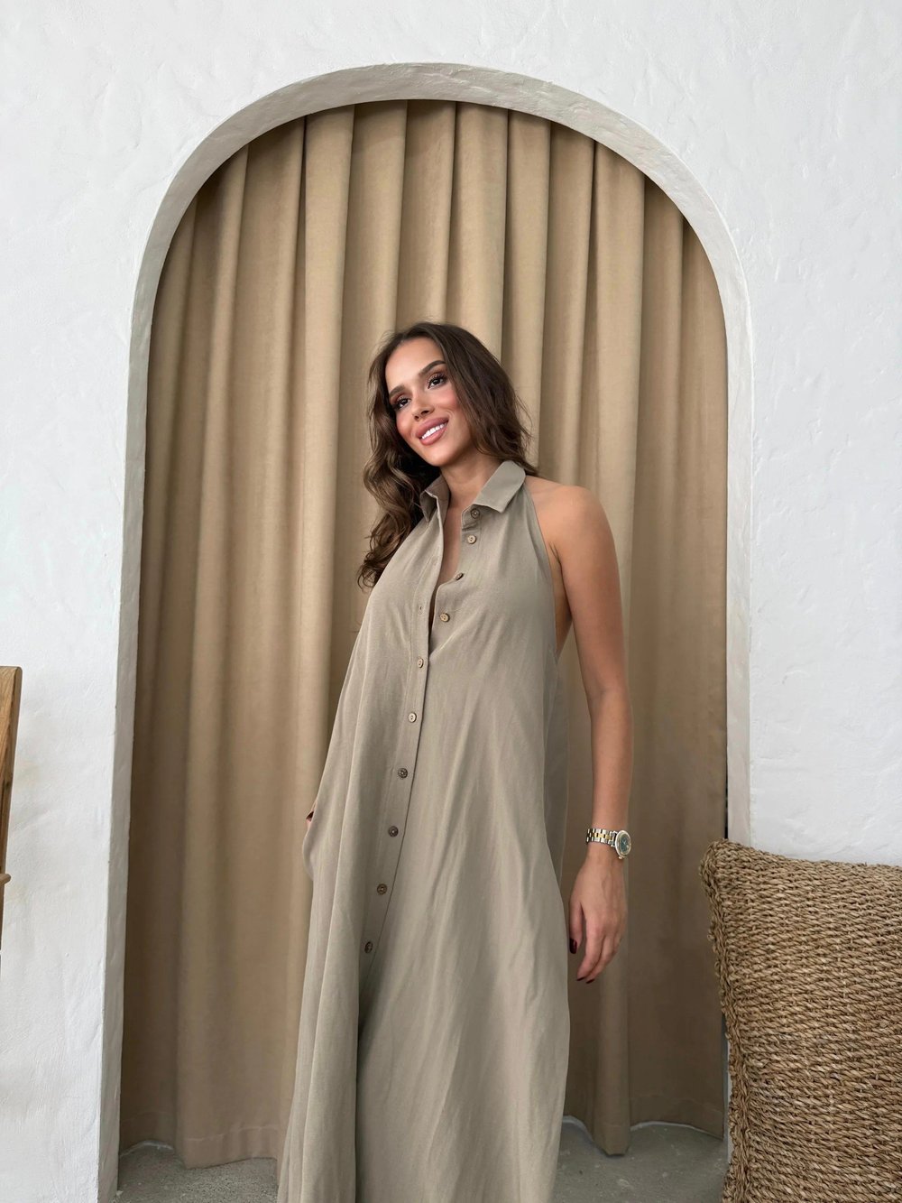 DÜĞME DETAY SIRT DEKOLTELİ UZUN KETEN ELBİSE HAKİ